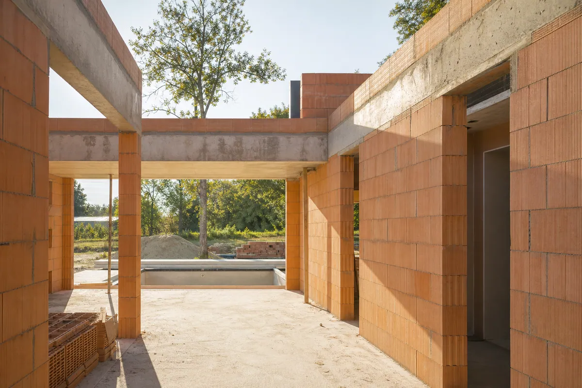Chantier de construction de maison neuve à Rousset, murs en maçonnerie et budget au m²